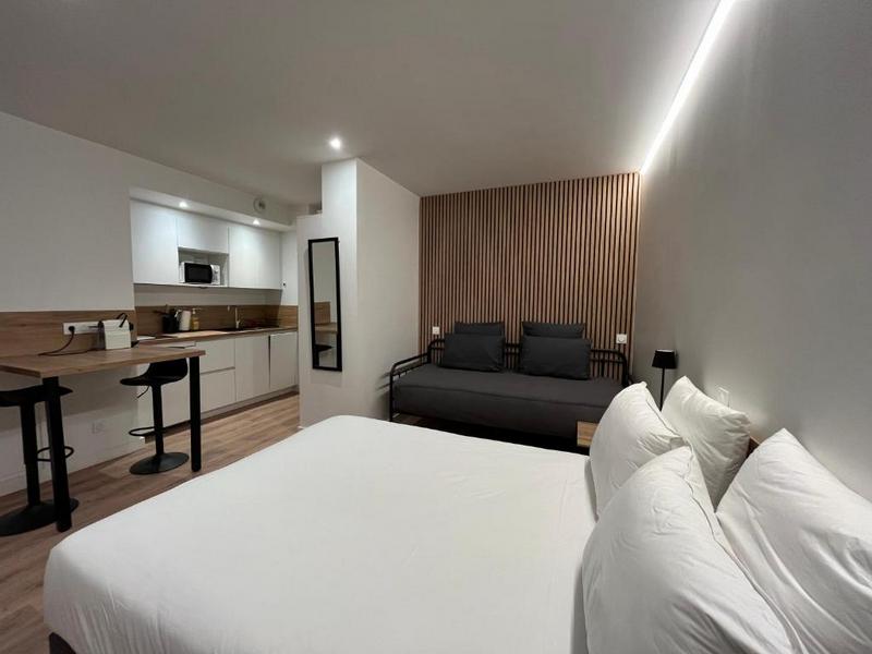 studio-hotel-biarritz-LTB-La-Table-Basque_Studio-Triple-standard_chambre-photo-01