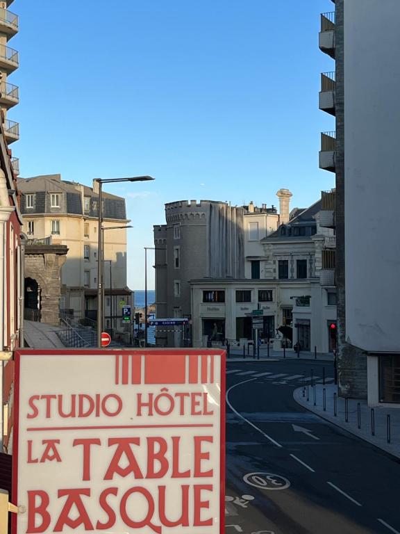 studio-hotel-biarritz-LTB-La-Table-Basque_Panneau-exterieur_1