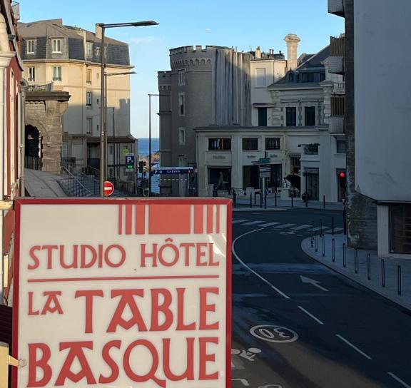 studio-hotel-biarritz-LTB-La-Table-Basque_Panneau-exterieur_4